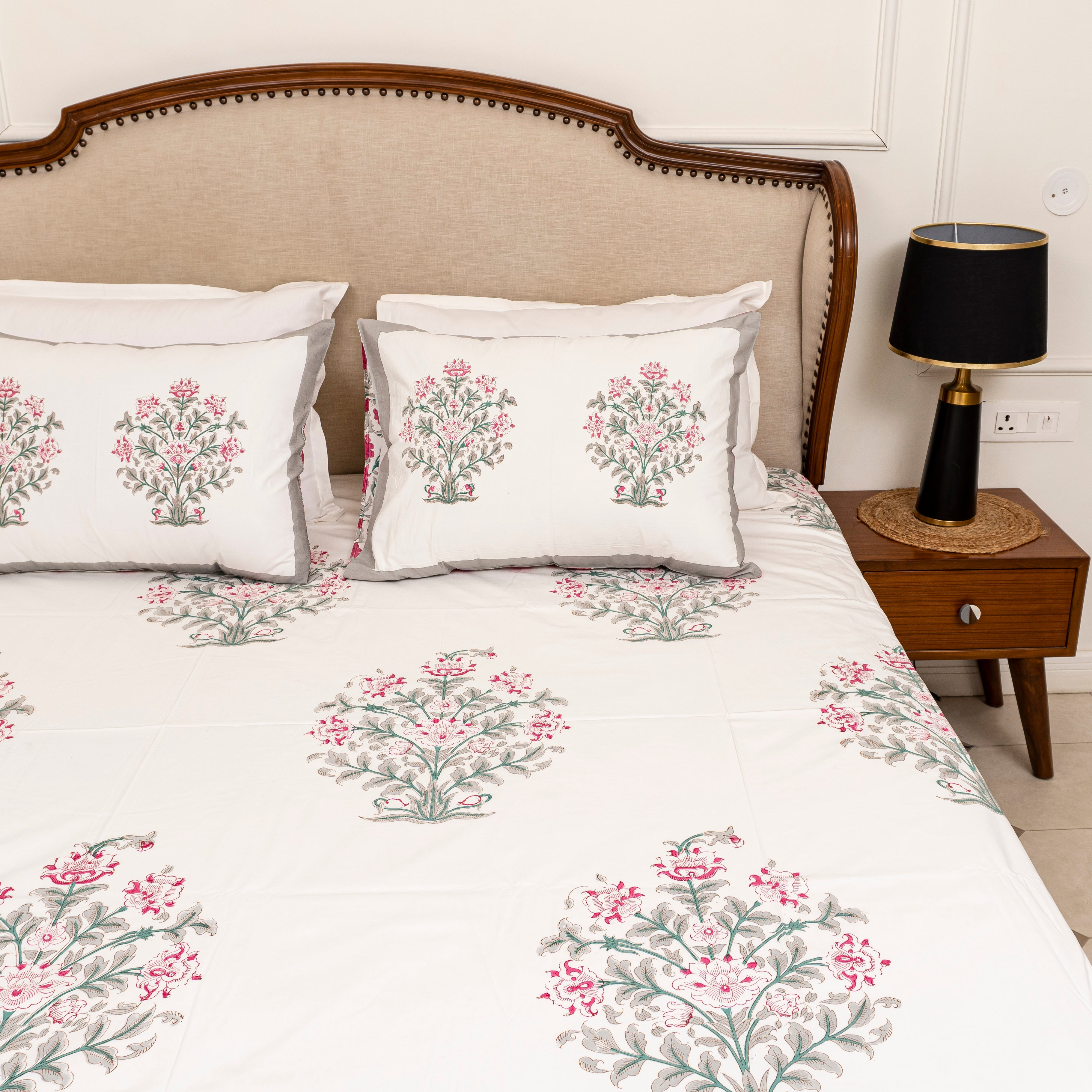 Magnolias Bedsheet with two Pillow Covers