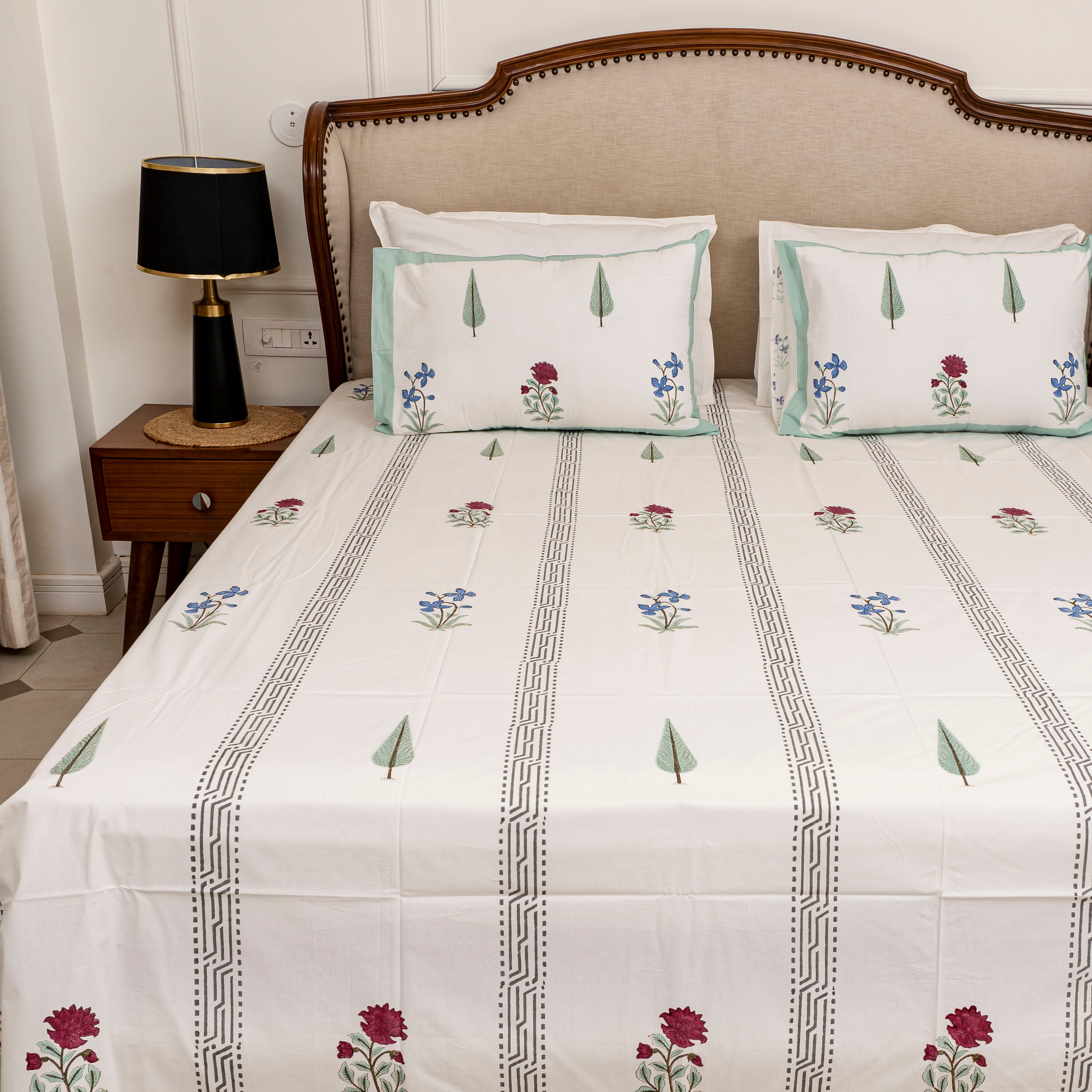 Kyaari Bedsheet with two Pillow Covers