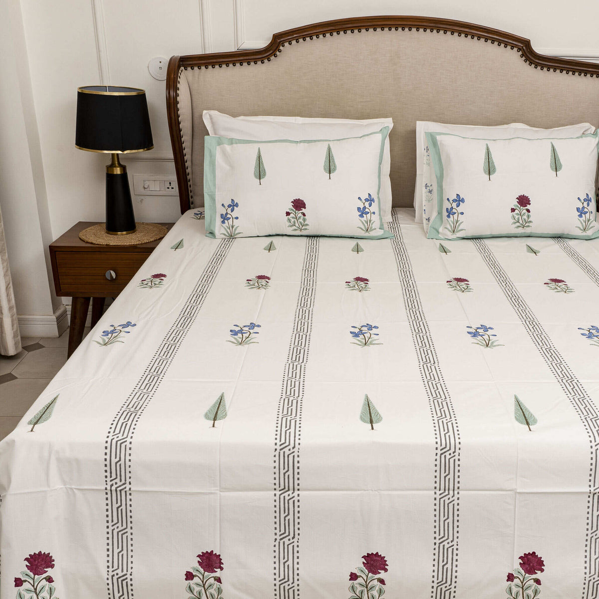 Kyaari Bedsheet with two Pillow Covers