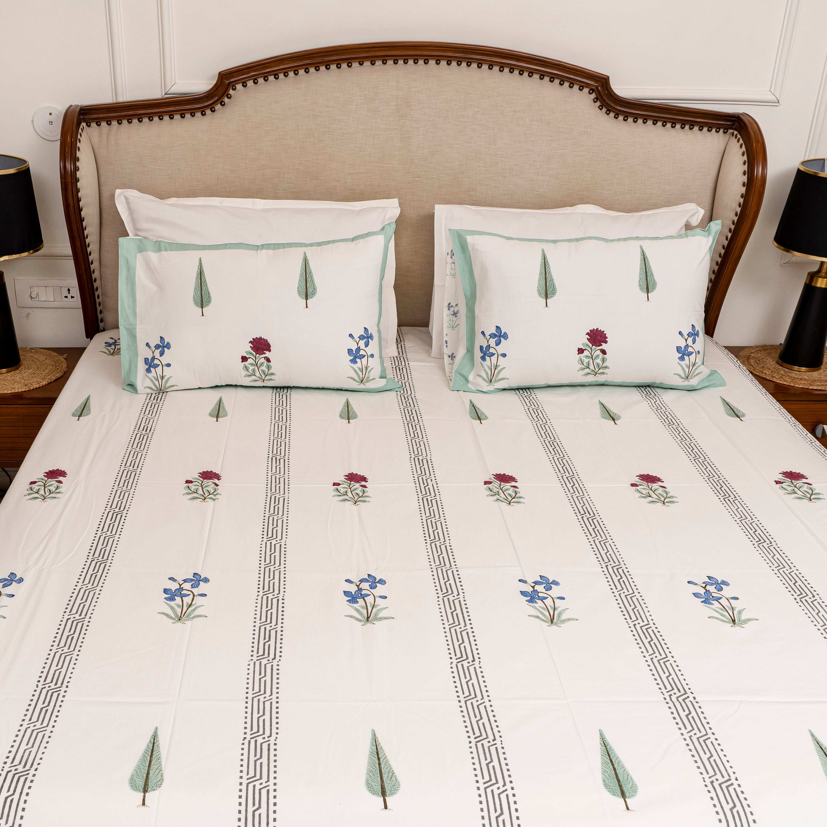 Kyaari Bedsheet with two Pillow Covers