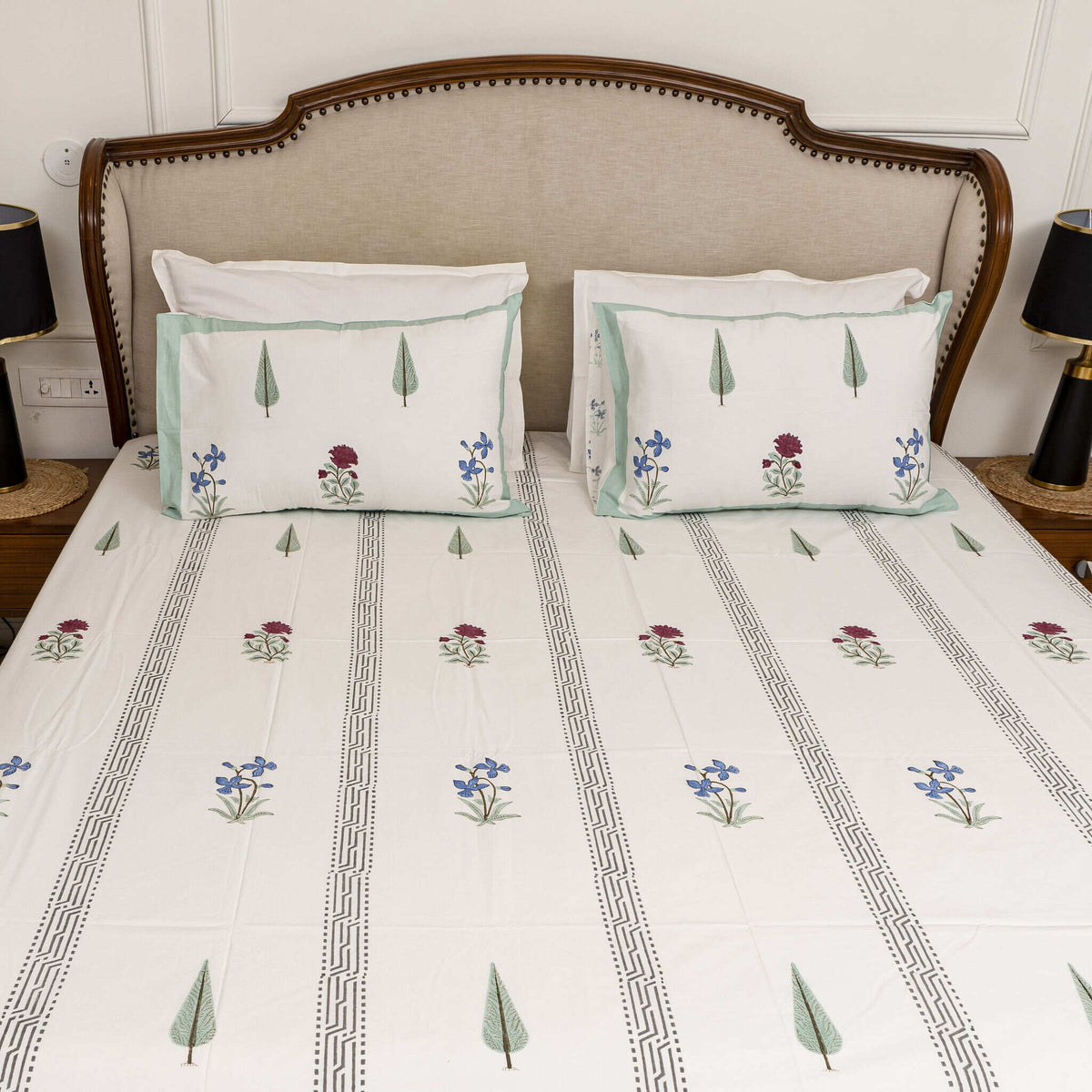 Kyaari Bedsheet with two Pillow Covers