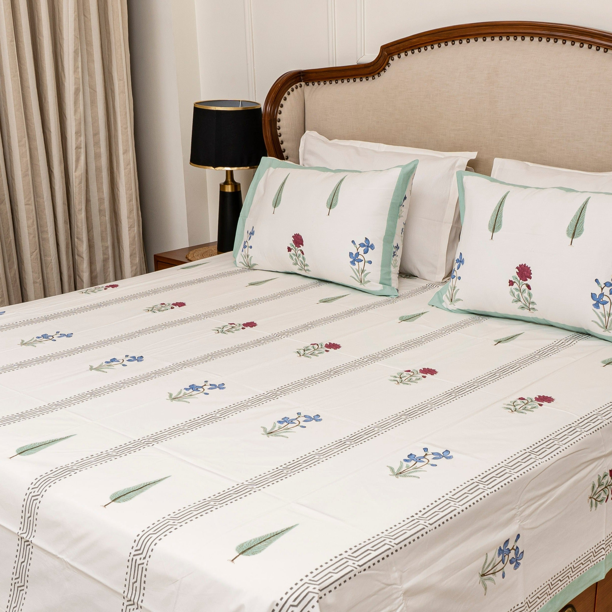 Kyaari Bedsheet with two Pillow Covers