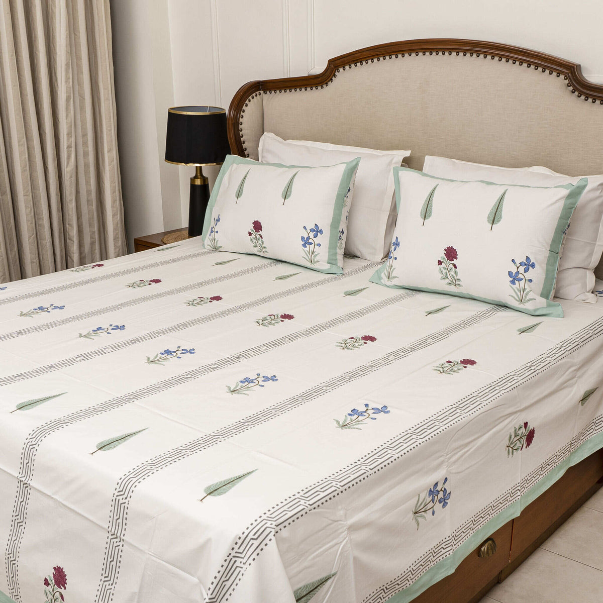 Kyaari Bedsheet with two Pillow Covers