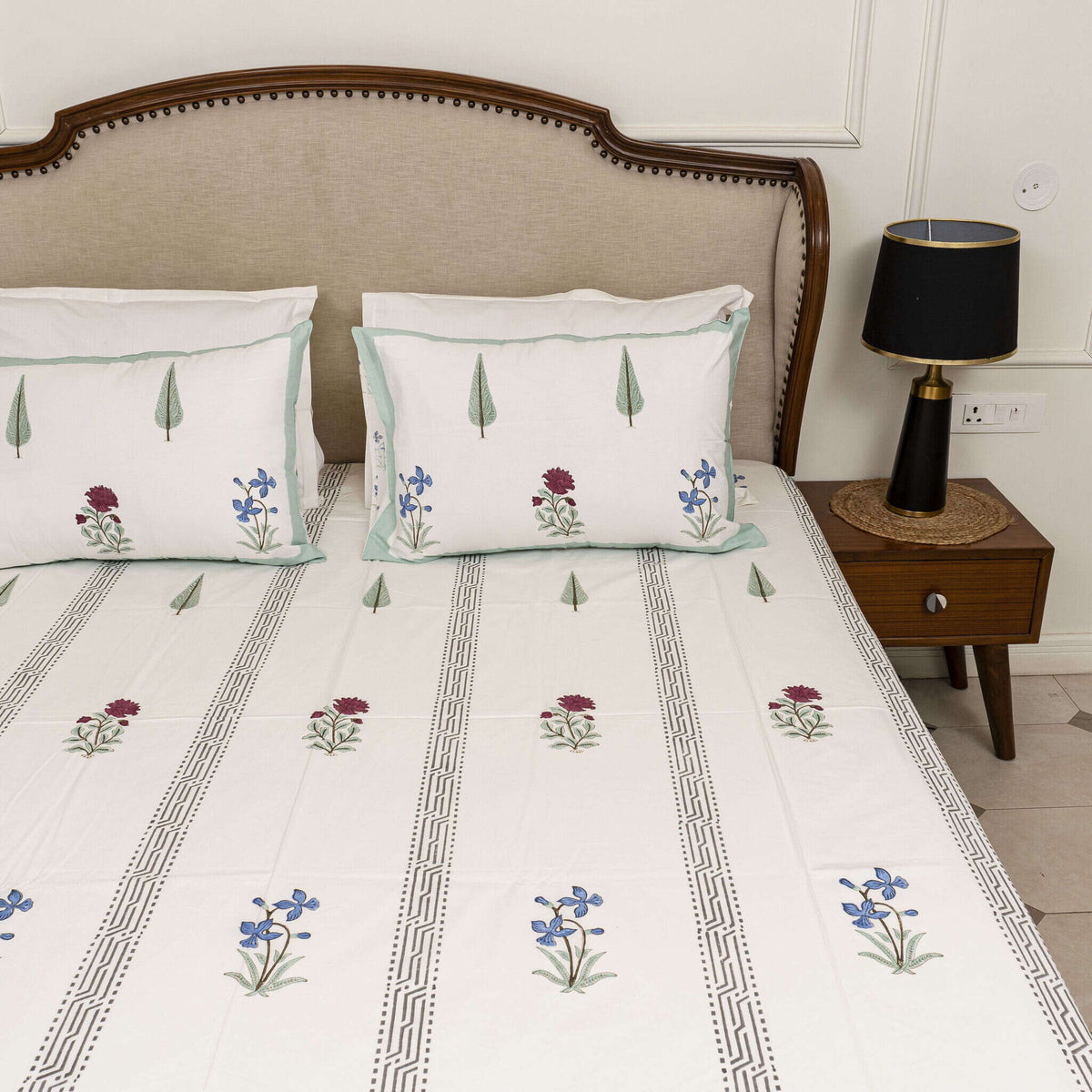 Kyaari Bedsheet with two Pillow Covers