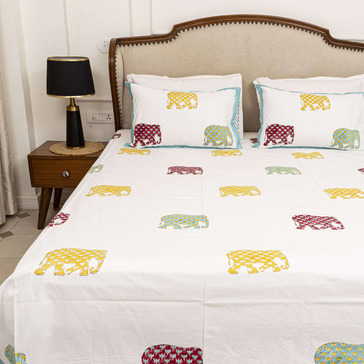 Rangeen Gaja Bedsheet with two Pillow Covers