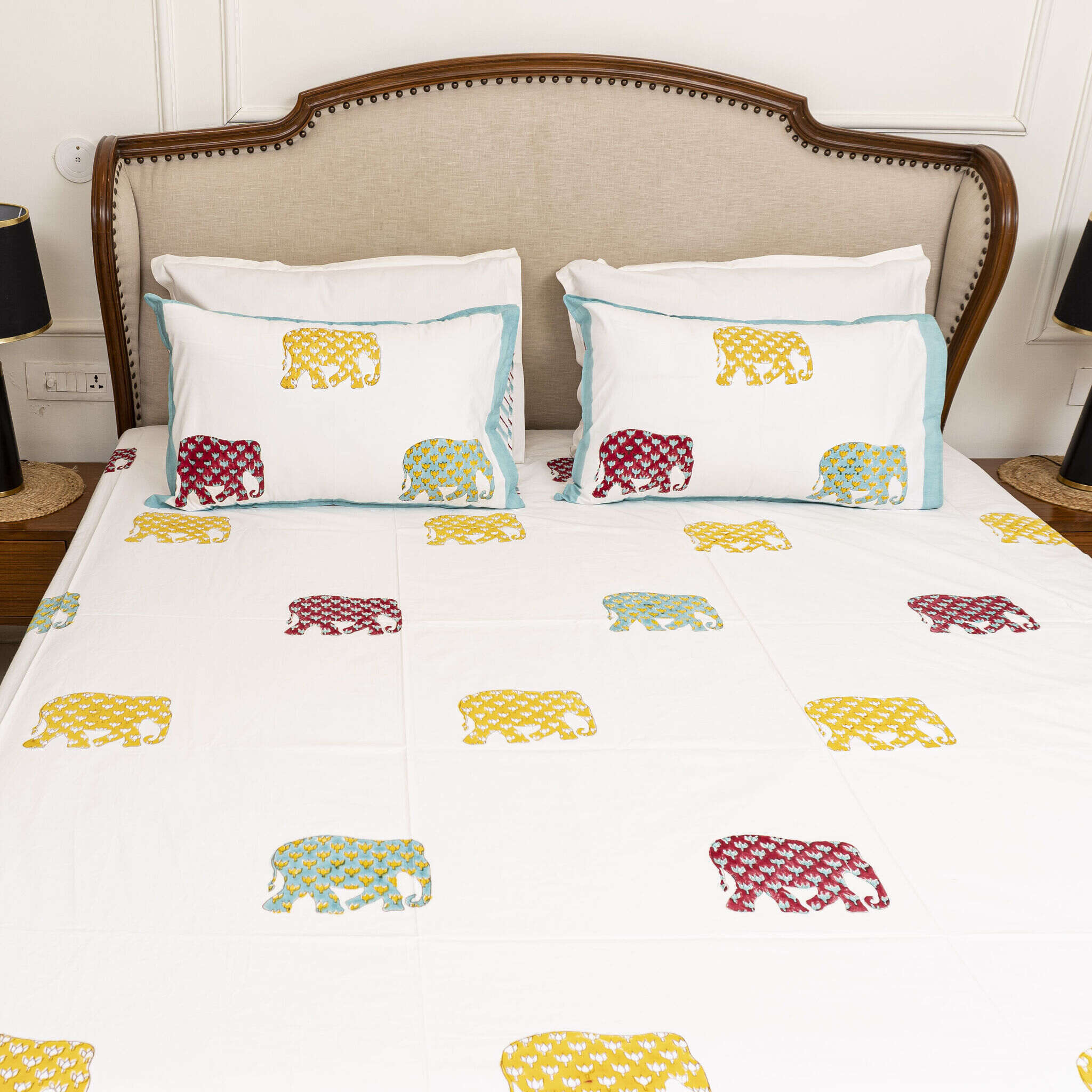 Rangeen Gaja Bedsheet with two Pillow Covers