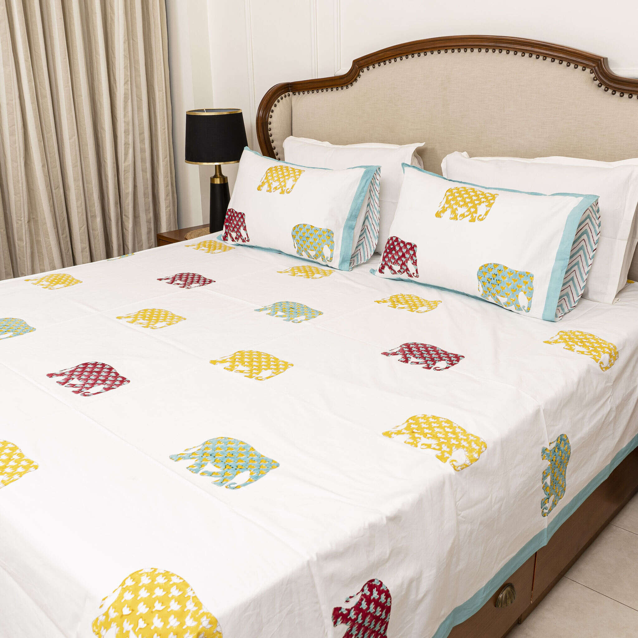 Rangeen Gaja Bedsheet with two Pillow Covers