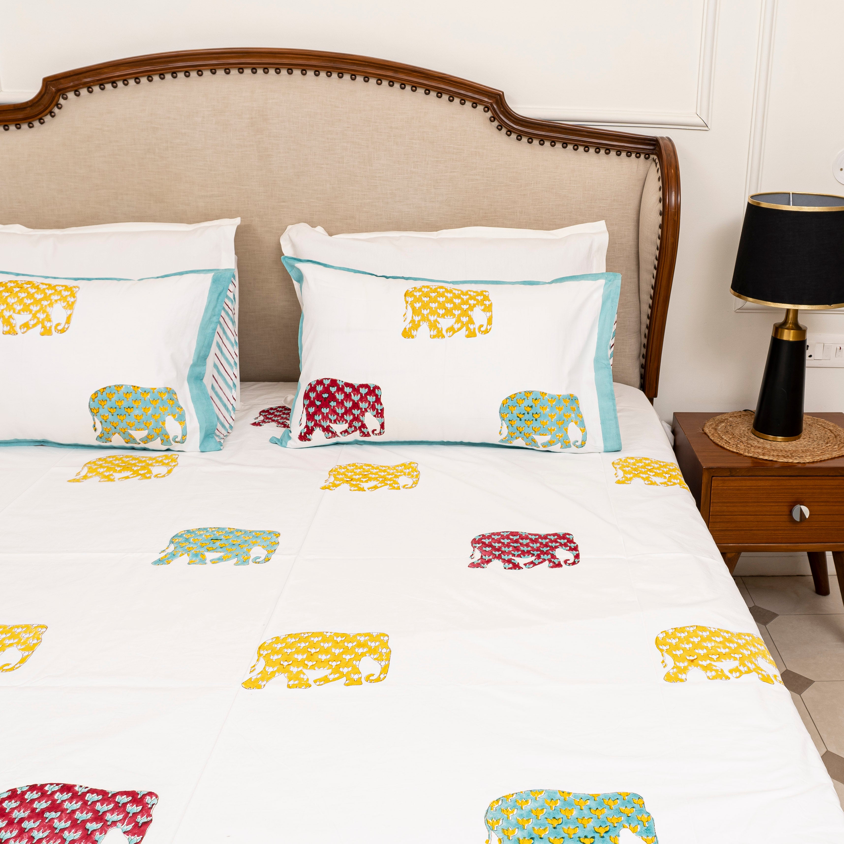 Rangeen Gaja Bedsheet with two Pillow Covers