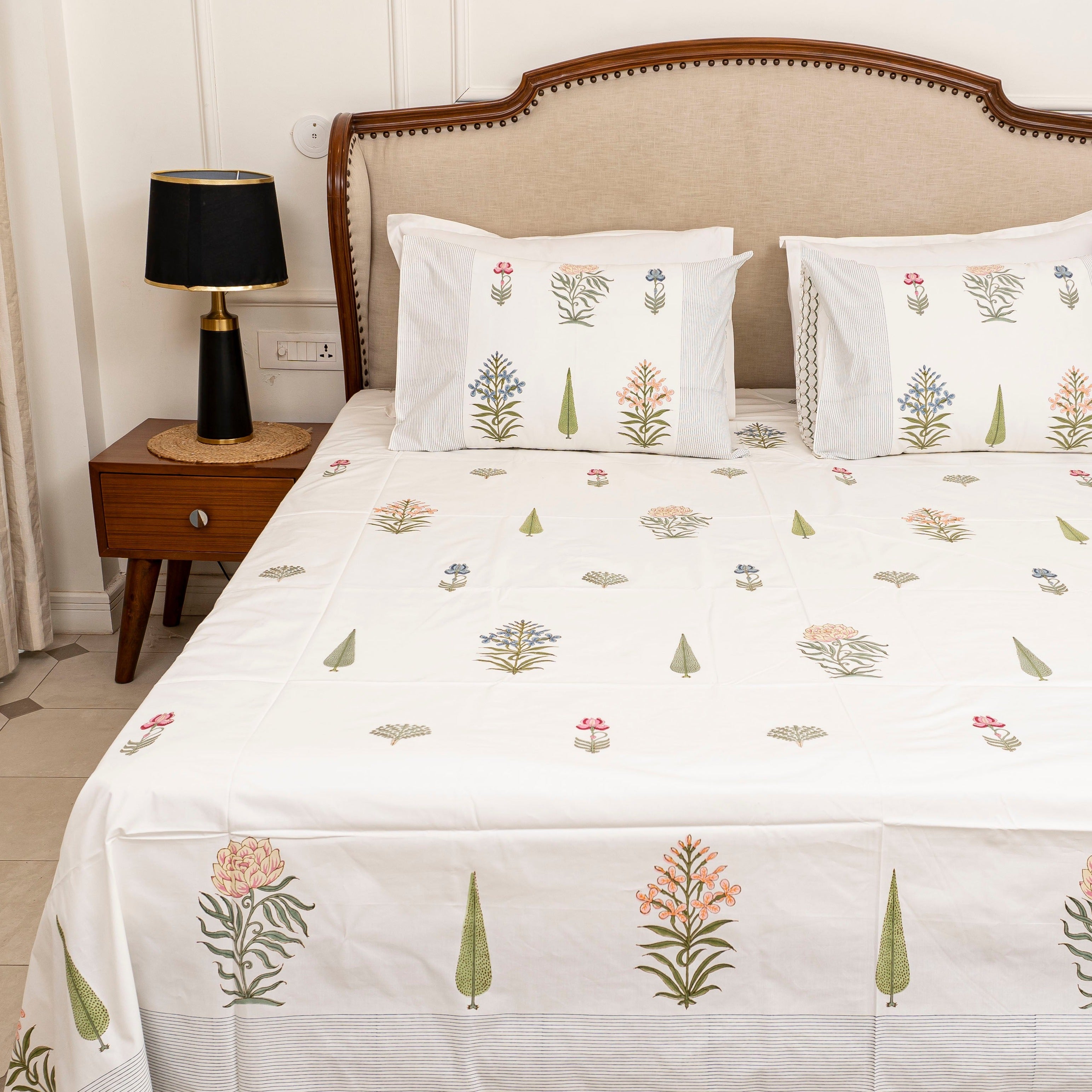 Fulwari Bedsheet with two Pillow Covers