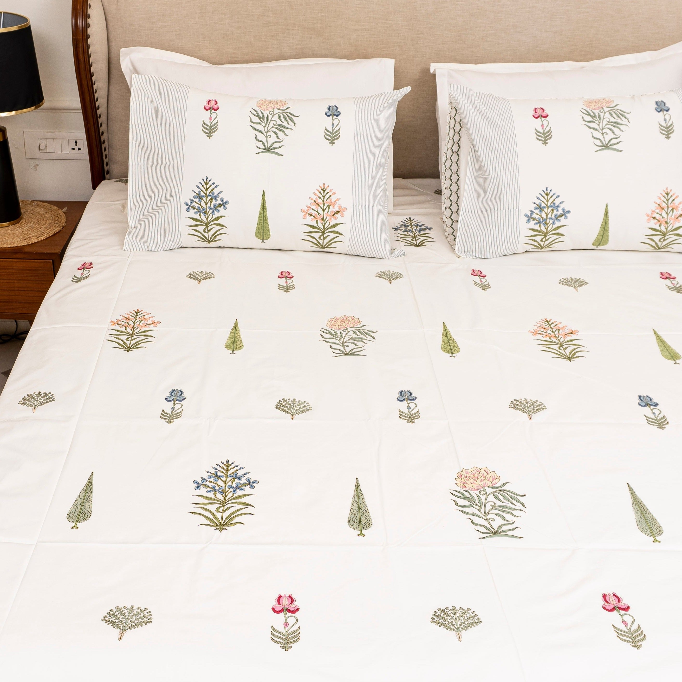 Fulwari Bedsheet with two Pillow Covers