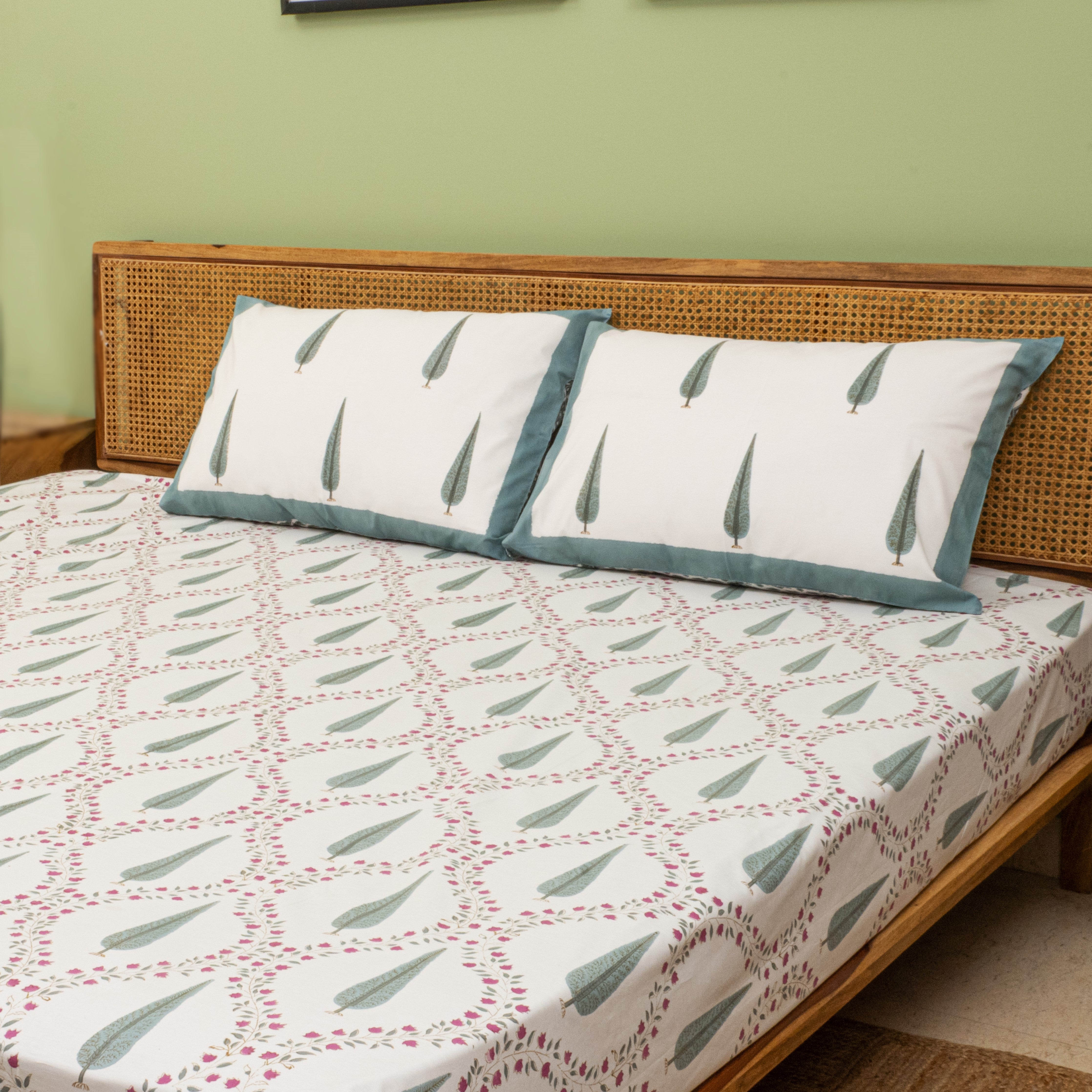 Zenia Jaal Bedsheet with two Pillow Covers